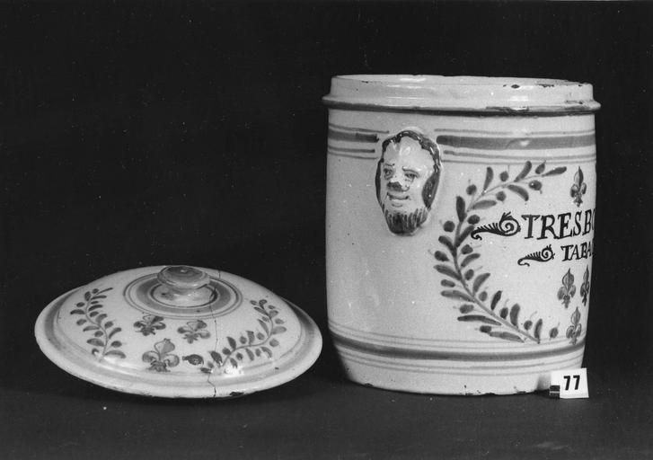 Pot à tabac orné de 2 mascarons barbus en relief, d'un décor peint de branches et de fleurs de lys, faïence - © Ministère de la Culture (France), Médiathèque du patrimoine et de la photographie (objets mobiliers), tous droits réservés