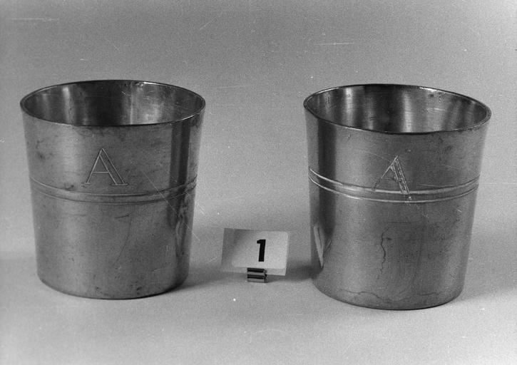 2 gobelets ou timbales en étain au décor de filets et marqués de la lettre A - © Ministère de la Culture (France), Médiathèque du patrimoine et de la photographie (objets mobiliers), tous droits réservés