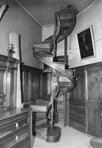 Escalier à vis suspendu, sans mur de cage, avec limon porteur, bois taillé - © Ministère de la Culture (France), Médiathèque du patrimoine et de la photographie (objets mobiliers), tous droits réservés