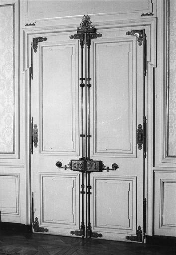 Ferronnerie de porte : serrure, crémones, verrou (cornières, fiches) en fer forgé finement ouvragé, motifs d'arabesques et géométriques