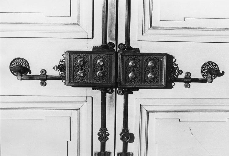 Ferronnerie de porte : serrures en fer forgé au décor d'arabesques et motifs géométriques - © Ministère de la Culture (France), Médiathèque du patrimoine et de la photographie (objets mobiliers), tous droits réservés