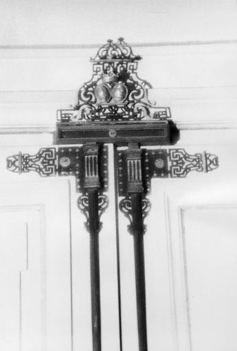 Ferronnerie de porte : verrou (cornières, fiches) en fer forgé à décor d'arabesques, motifs géométriques et armoiries