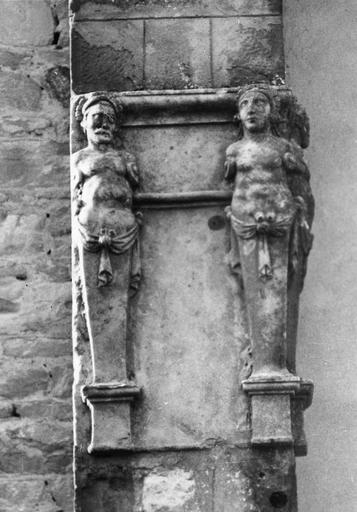Statues : Atlantes et Cariatides provenant du tombeau de la famille de Bourellon, seigneurs de Mure, réutilisées en façade de l'édifice, pierre sculptée - © Ministère de la Culture (France), Médiathèque du patrimoine et de la photographie (objets mobiliers), tous droits réservés