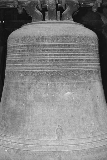 Cloche en bronze ornée d'une inscription et d'un petit relief représentant une Vierge à l'Enfant, datée de 1768 - © Ministère de la Culture (France), Médiathèque du patrimoine et de la photographie (objets mobiliers), tous droits réservés