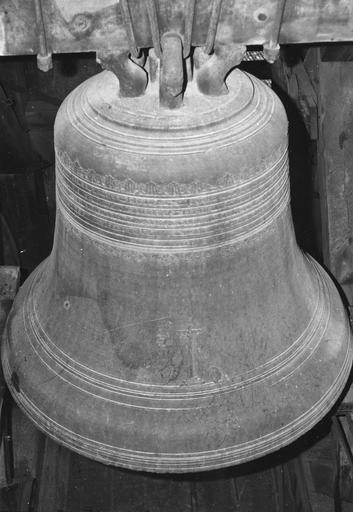 Cloche en bronze ornée d'une inscription et d'un petit relief représentant le Christ en croix, datée de 1768 - © Ministère de la Culture (France), Médiathèque du patrimoine et de la photographie (objets mobiliers), tous droits réservés