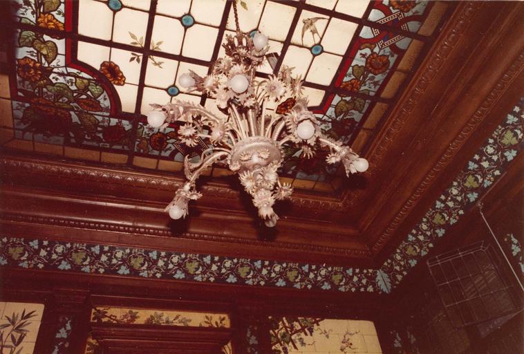 Lustre dont les branches représentent des fleurs ou des chardons, métal doré - © Ministère de la Culture (France), Médiathèque du patrimoine et de la photographie (objets mobiliers), tous droits réservés