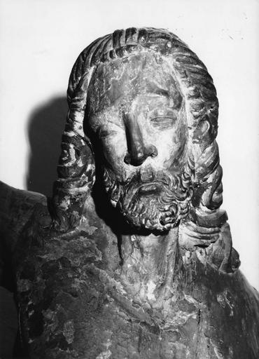 Statue : Christ en croix, détail du visage, bois sculpté, traces de polychromie (détail) - © Ministère de la Culture (France), Médiathèque du patrimoine et de la photographie (objets mobiliers), tous droits réservés