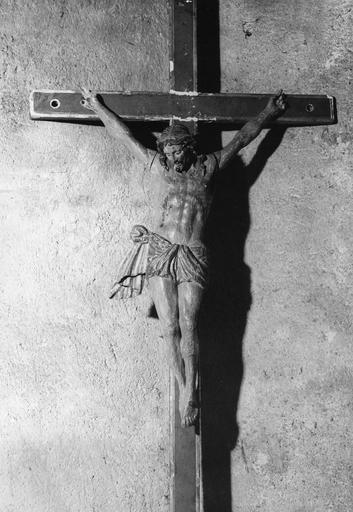 Statue : Christ en croix, utilisée comme croix de procession, bois sculpté, peint - © Ministère de la Culture (France), Médiathèque du patrimoine et de la photographie (objets mobiliers), tous droits réservés