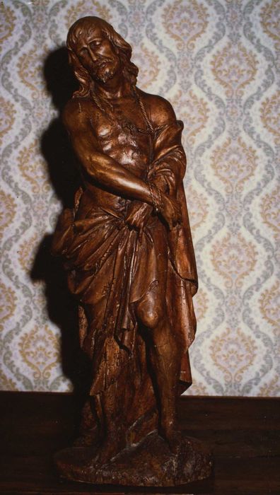 Statue : christ souffrant