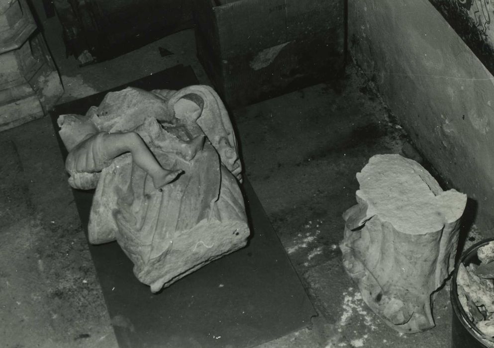 fragments de statue : Vierge à l'Enfant, vue partielle