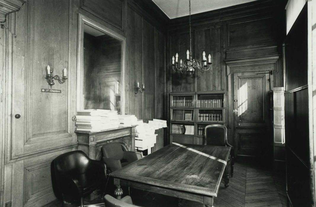 Bureau à proximité de la quatrième chambre de la Cour d’Appel, vue générale