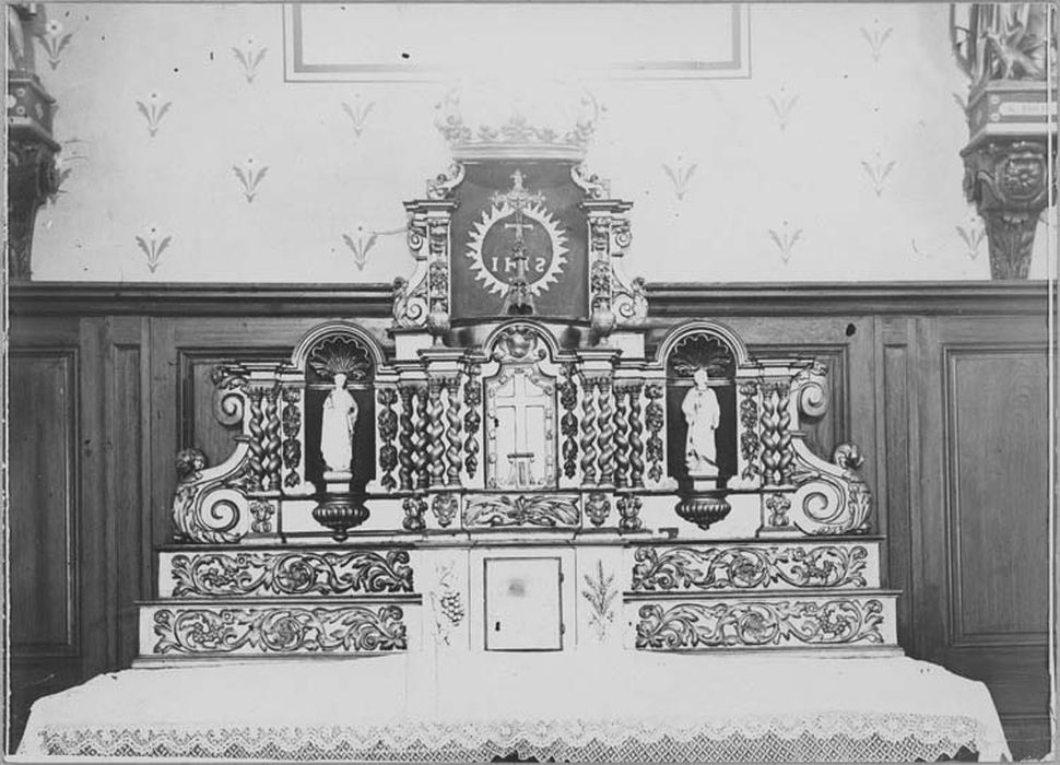 2 gradins d'autel, tabernacle à ailes et exposition du maître-autel