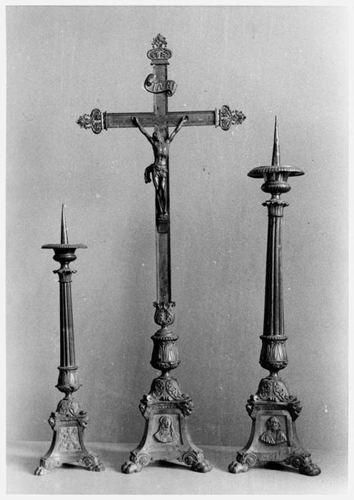 Quinze chandeliers et une croix d'autel (garniture d'autel)