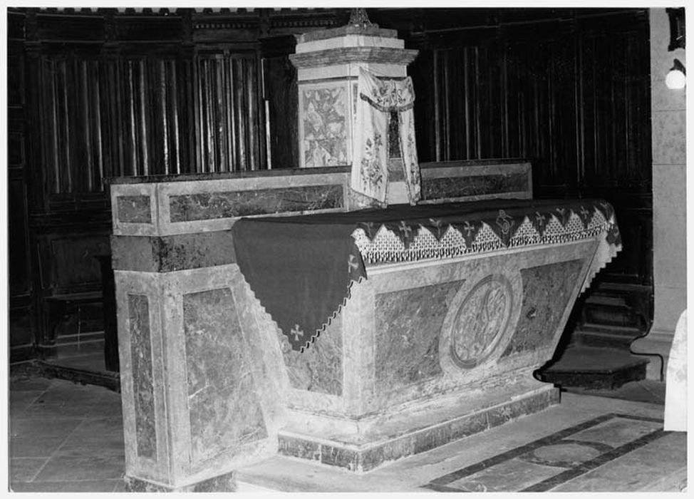 autel (maître-autel), son retable et ses degrés