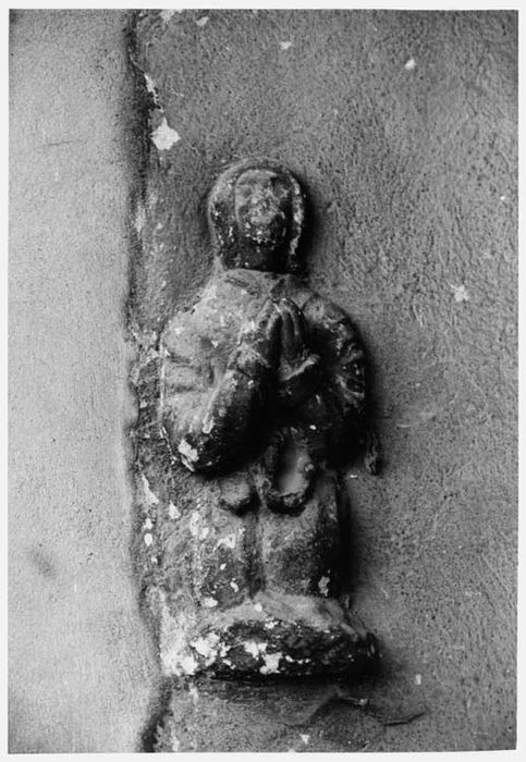 haut-relief : homme priant
