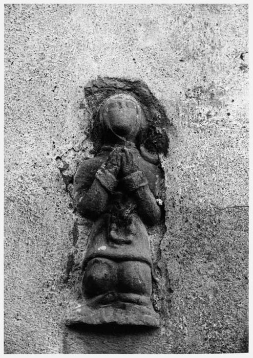 haut-relief : femme priant