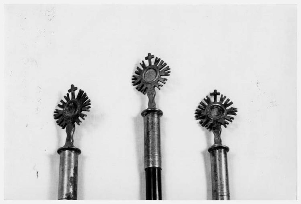 détail, trois bâtons de procession (bâtons de confrérie)