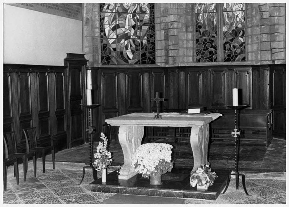 lambris de revêtement (boiseries du choeur), deux flambeaux