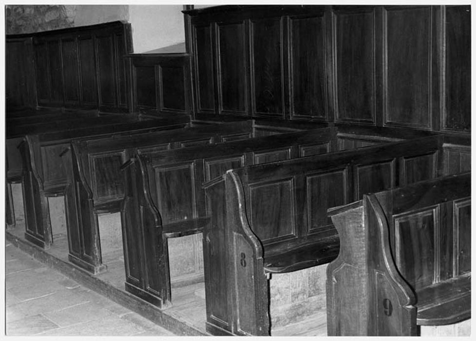 cinq bancs de fidèles et lambris de revêtement