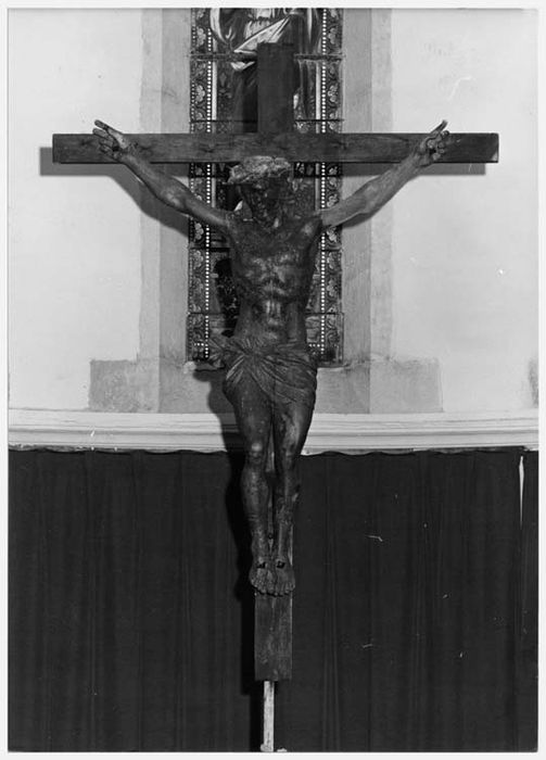 statue : Christ en croix