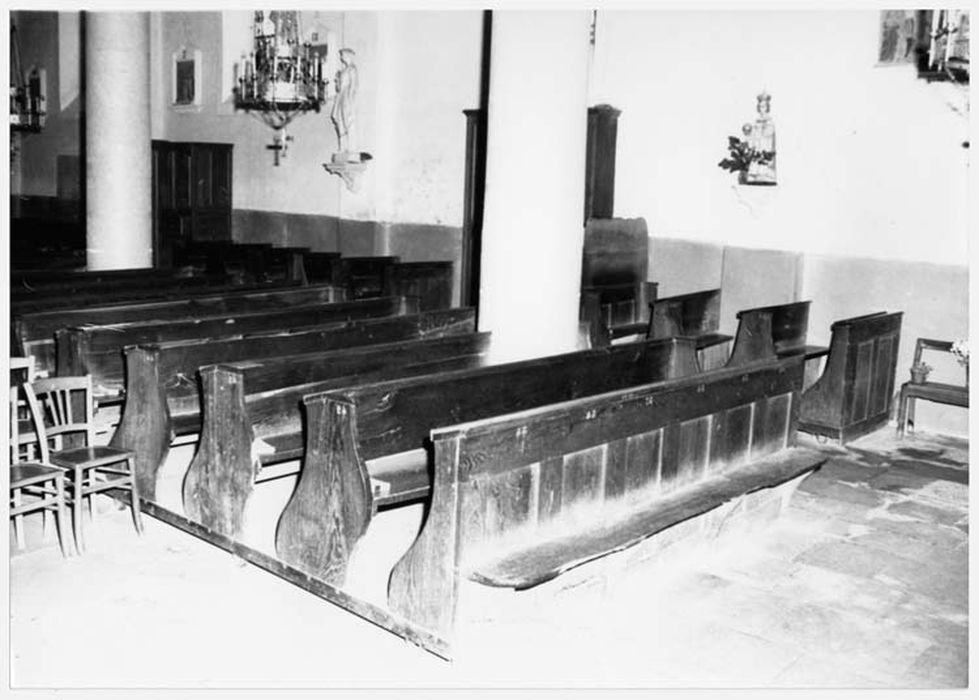 dix bancs de fidèles