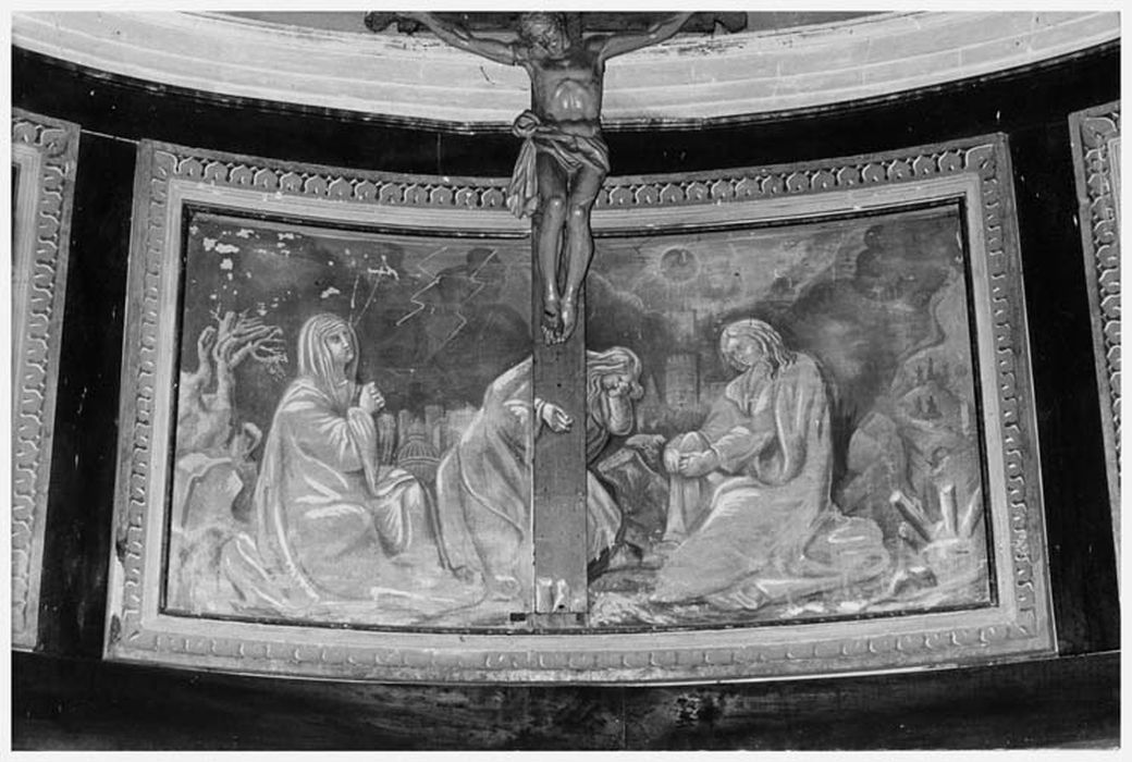 peinture monumentale : Saintes femmes, statue : Christ en croix