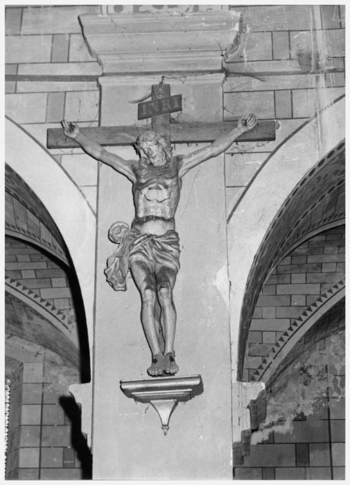 statue : Christ en croix