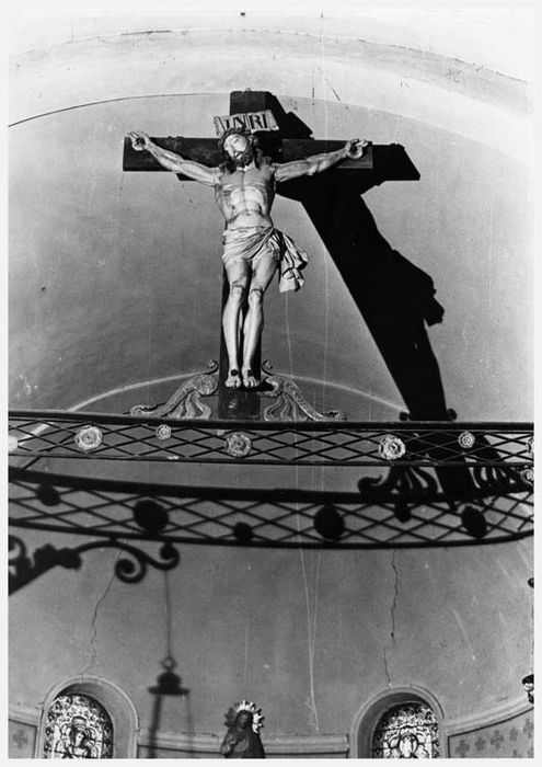 statue : Christ en croix