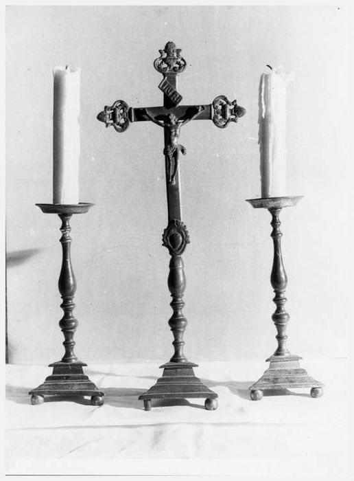 chandeliers et croix d'autel (garniture d'autel)