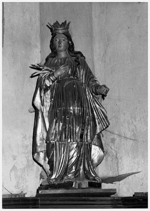 statue : Sainte couronnée