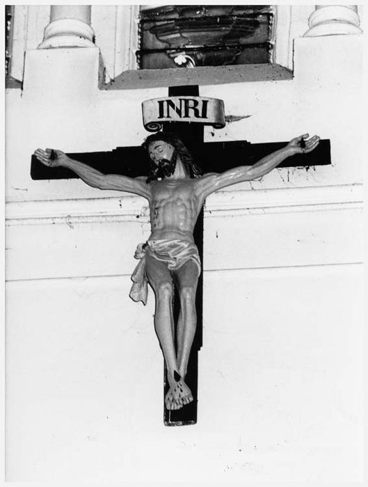 statue : Christ en croix