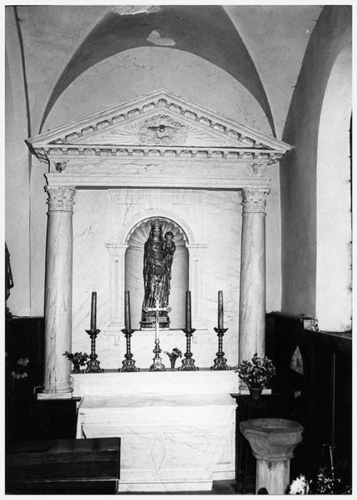 autel de la Vierge et son retable, quatre flambeaux