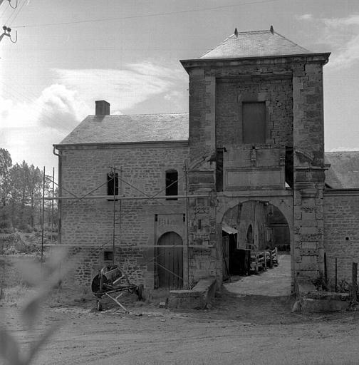 Façade principale avec porte fortifiée