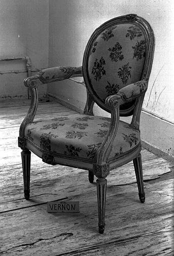 Fauteuil médaillon époque Louis XVI, signé - © Ministère de la Culture (France), Médiathèque du patrimoine et de la photographie, diffusion RMN-GP