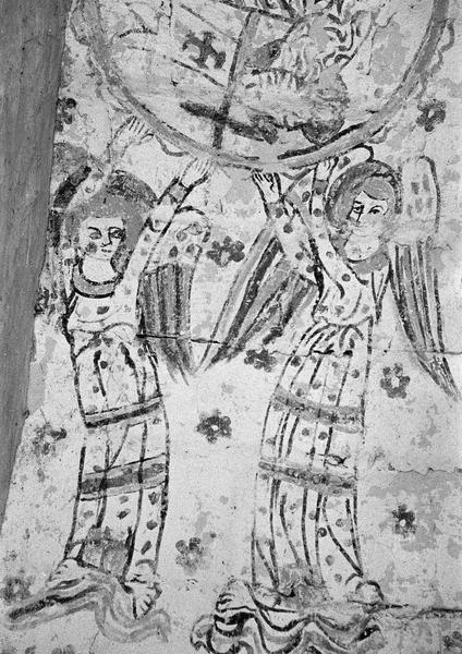 Peinture murale, absidiole du transept sud : deux anges soutenant un médaillon avec l'agneau divin