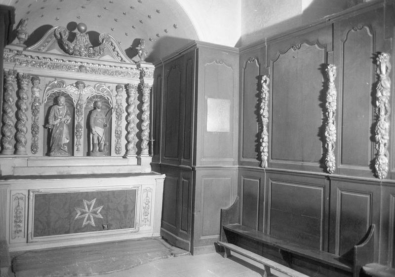 Intérieur : absidiole sud avec autel et retable de saint Sébastien et de saint Joseph et lambris de revêtement