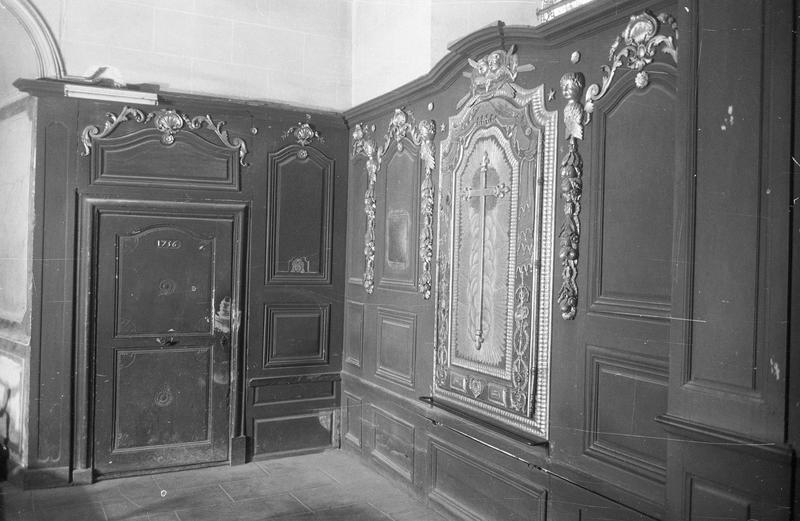 Intérieur : porte de la sacristie et sacraire