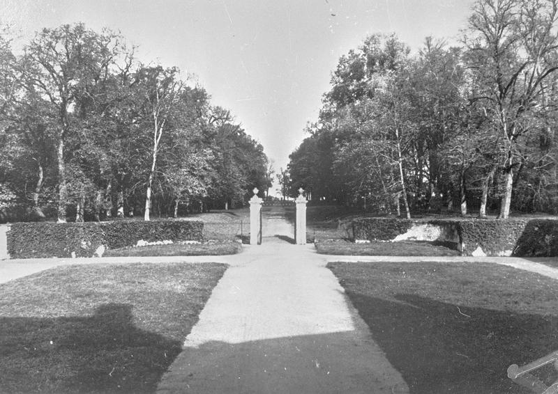 Grille d'entrée depuis la cour d'honneur