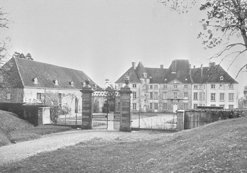 Grille d'entrée et façades sur cour d'honneur