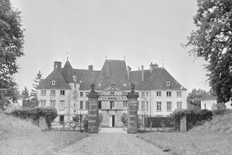 Grille d'entrée et façade nord sur cour d'honneur