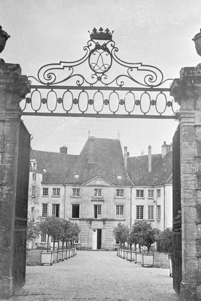 Façade nord, corps central sur cour d'honneur depuis la grille d'entrée