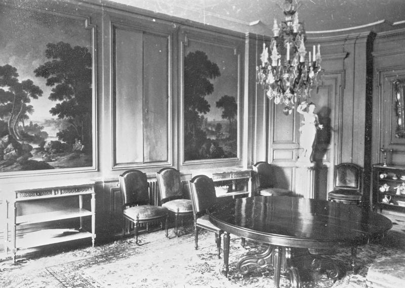 Intérieur : salle à manger ornée de boiseries et peintures murales