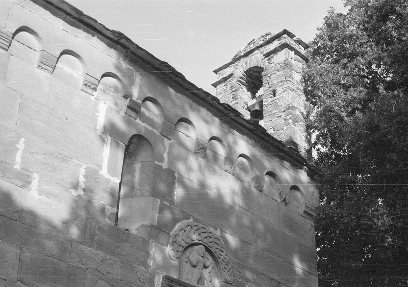 Façade sud avec arcatures sur modillons et clocher, vue partielle