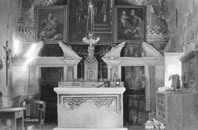 Intérieur : choeur orné de tableaux couvrant les peintures monumentales