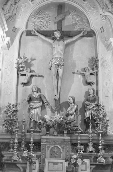 Groupe sculpté : Christ en croix entre trois saintes femmes - © Ministère de la Culture (France), Médiathèque du patrimoine et de la photographie, diffusion GrandPalaisRmn Photo