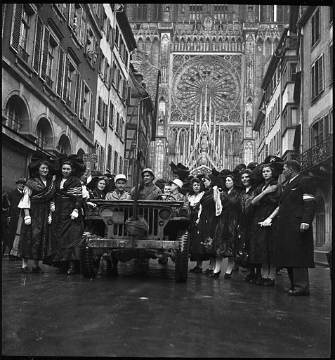 Des Strasbourgeoises en costume traditionnel accueillent leurs héros