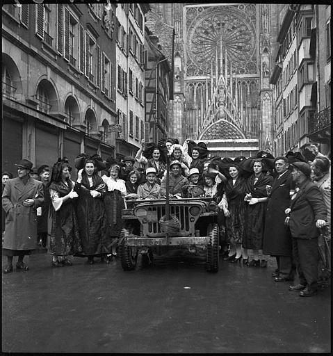 Des Strasbourgeoises en costume traditionnel accueillent leurs héros