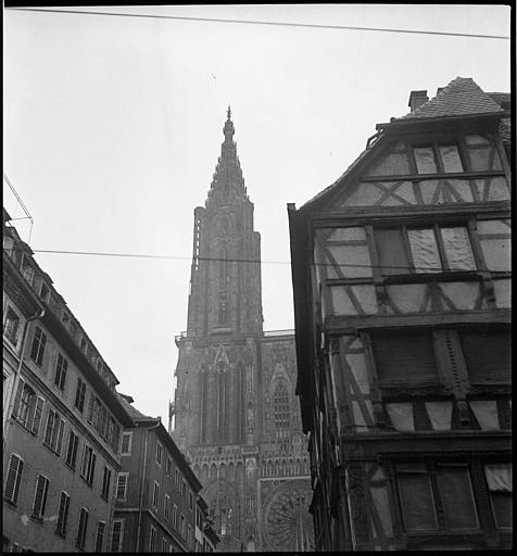 La tour de la cathédrale prise de la rue Mercière