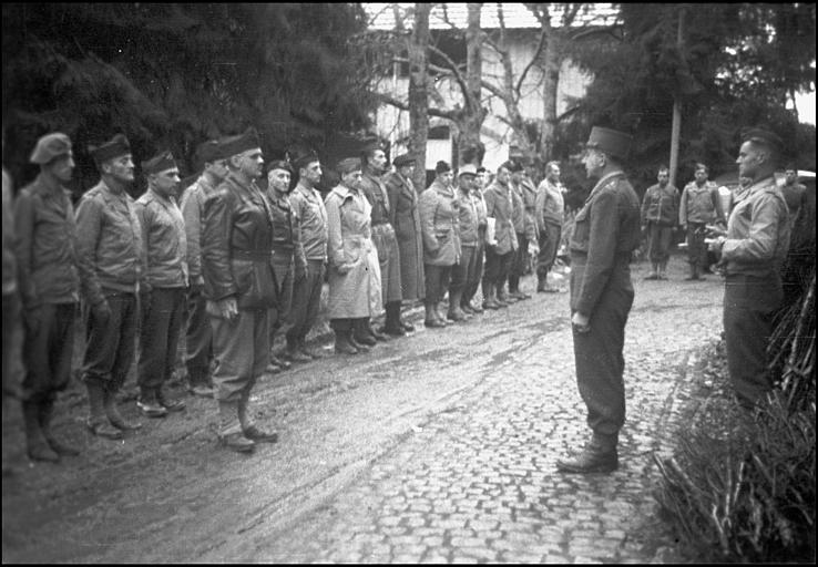 Visite officielle du Général de Lattre de Tassigny : Le Colonel Raynal et ses hommes au garde-à-vous font face au Général