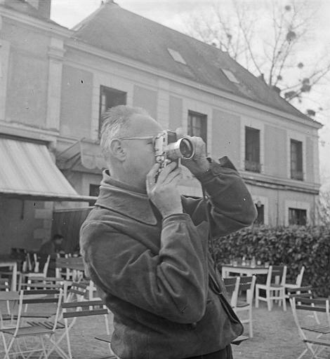 Portrait d'Henri Cartier-Bresson prenant une photo